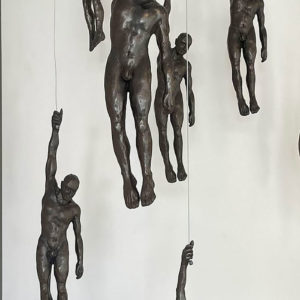 Carlos-Fernandez,-Colgantes,--figura-de-bronce-y-resina,-suspendidas-por-cable-de-acero,-39-x-9-cm,-cada-uno-850USD-galeria-la-sala
