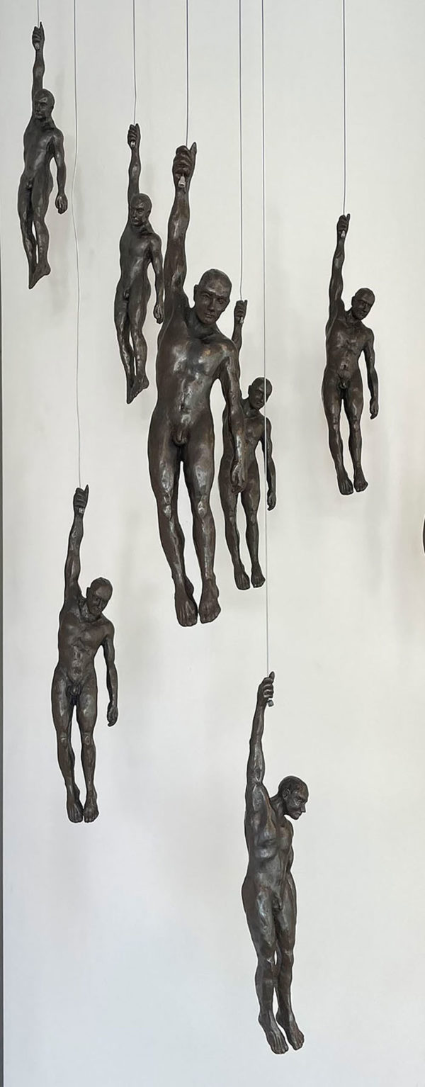 Carlos-Fernandez,-Colgantes,--figura-de-bronce-y-resina,-suspendidas-por-cable-de-acero,-39-x-9-cm,-cada-uno-850USD-galeria-la-sala