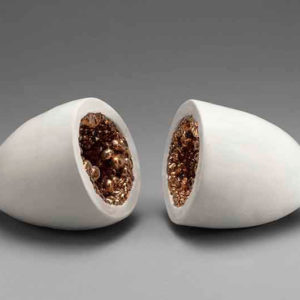 pilar-maturana,-frutos-y-semillas-I,-gres-y-oro,-30-x-12-x-13-cm,-715000-galeria-la-sala