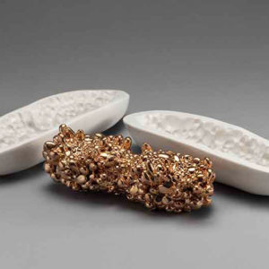 pilar-maturana,-frutos-y-semillas-ii,-gres-y-oro,-30-x-10-x-10-cm,-835000-galeria-la-sala