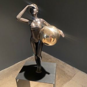 Ignacio Gana MUJER CON BALON DORADO II, BRONCE Y BASE FIERRO, 150 CM ALTO, 8950000 galeria-la-sala.