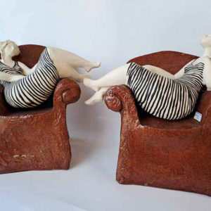 Maria-Eliana-Herrera,-Pareja-Mujer-en-sillon,-ceramica-gres-esmaltada.-700000-galeria-la-sala