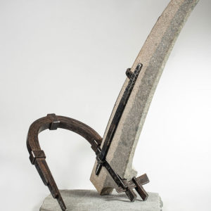 Juan-Luis-Dorr,-Guardian-del-tiempo,-piedra-granito-tallada-y-fierro-forjado,-105-x-70-x-75-cm-galeria-la-sala