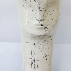 Constanza-Amaral,-Cabeza-II,-ceramica-Raku,-60--x-33-x-33-cm,-base-fierro-90-cm-1900000-galeria-la-sala