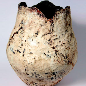 Constanza-Sierralta-Huaco-I-ceramica-gres-esmaltada,-40-cm-de-alto,-420000-galeria-la-sala