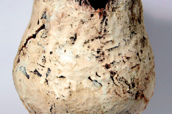 Constanza-Sierralta-Huaco-I-ceramica-gres-esmaltada,-40-cm-de-alto,-420000-galeria-la-sala