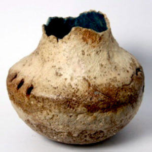 Constanza-Sierralta-Huaco-II-ceramica-gres-esmaltada,-30-cm-de-alto,-380000--galeria-la-sala