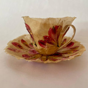 Denise-Blanchard,-Taza-Astromelia,-collage,-papel-de-arroz,-flores-naturales-prensadas-y-pegamento,-caja-acrilica,-23-x-23-x-23-cm-450000-galeria-la-sala