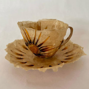 Denise-Blanchard-Taza-Gallardia,-collage,-papel-de-arroz,-flores-naturales-prensadas-y-pegamento,-caja-acrilica,-23-x-23-x-23-cm-450000-galeria-la-sala