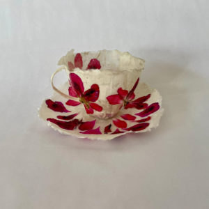 Denise-Blanchard,-Taza-Laurel-fucsia,-collage,-papel-de-arroz,-flores-naturales-prensadas-y-pegamento,-caja-acrilica,-23-x-23-x-23-cm-450000-galeria-la-sala