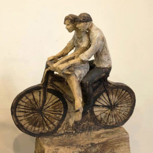 Maria-Eliana-Herrera,-Pareja-bicicleta,-ceramica-gres,-38-x-14-x-12-cm-690000-galeria-la-sala