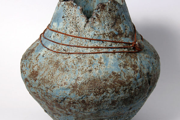 Constanza-SIerralta,-Celeste-cueros,-ceramica-gres-esmaltada,-34-x-36-cm-diametro-540000-galeria-de-arte-la-sala