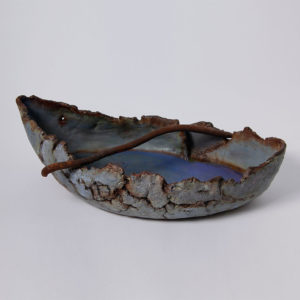 Constanza-Sierralta-Celeste-Mar-ceramica-gres-esmaltada-y-vidrio-derretido,-15-x-47-x-25-cm-585000-galeria-de-arte-la-sala