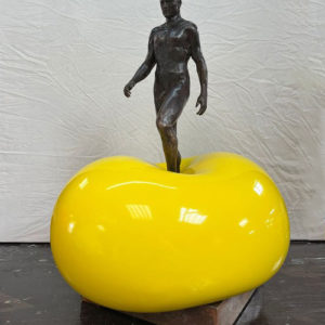 Carlos-Fernandez-Velocidad-figura-de-bronce-y-esfera-resina-esmaltada-70x25x40-cm-galeria-de-arte-la-sala