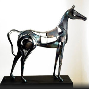 Juan-Mansilla,-Caballo-II,-Fierro,-65-x-76-cm,-incluye-pedestal-de-90-cm-2100000-galeria-la-sala