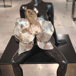 Ignacio-Gana-Golden-flower-bronce,-50-x-26-x-25-cm-galeria-la-sala